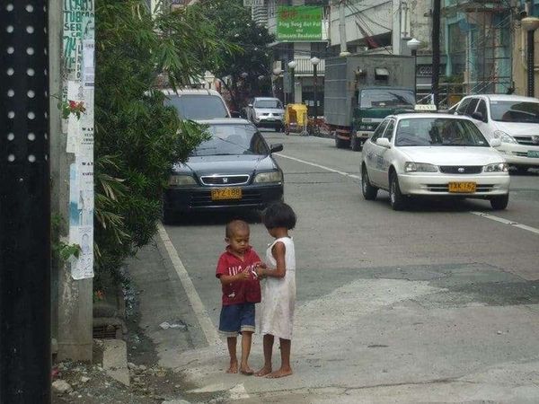 フィリピン・マニラ「2007年 フィリピン　マニラ　ホスピタリティとカオスの街」の写真：街中のストリートチルドレン