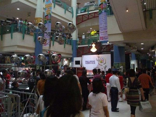 フィリピン・マニラ「2007年 フィリピン　マニラ　ホスピタリティとカオスの街」の写真：当時できたてのショッピングモール