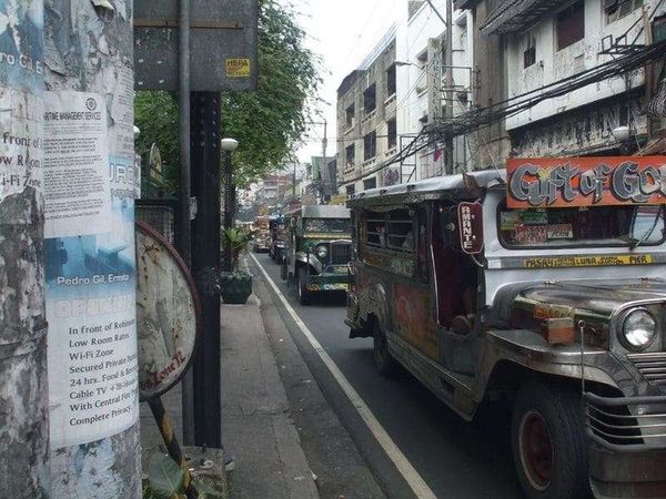 フィリピン・マニラ「2007年 フィリピン　マニラ　ホスピタリティとカオスの街」の写真：ジープニーの渋滞