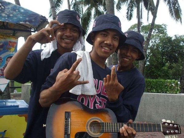 フィリピン・マニラ「2007年 フィリピン　マニラ　ホスピタリティとカオスの街」の写真：陽気なアイスキャンディー売りの若者達