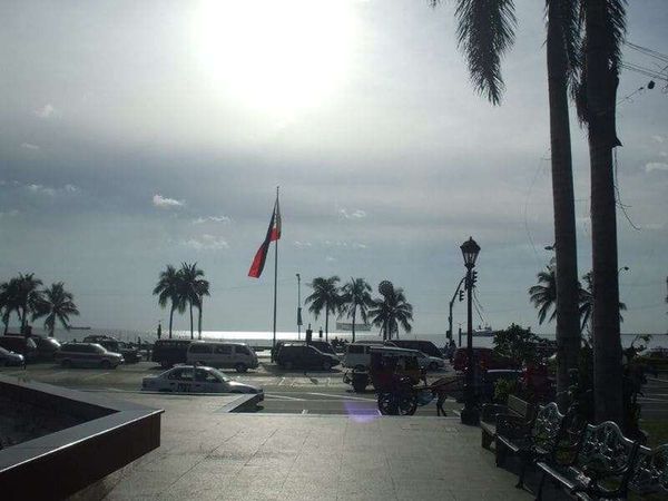 フィリピン・マニラ「2007年 フィリピン　マニラ　ホスピタリティとカオスの街」の写真：はためくフィリピン国旗とマニラ湾