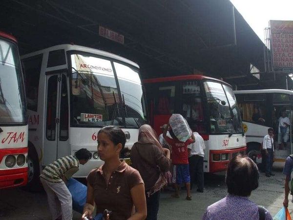 フィリピン・マニラ「2007年 フィリピン　マニラ　ホスピタリティとカオスの街」の写真：長距離バスターミナル
タガイタイまで行きます。