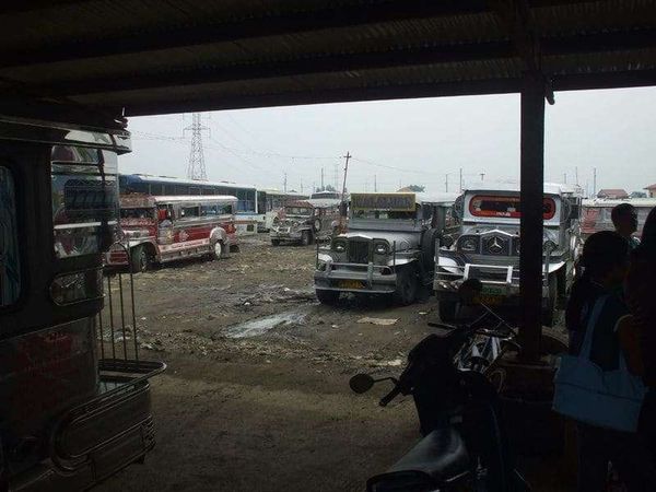 フィリピン・マニラ「2007年 フィリピン　マニラ　ホスピタリティとカオスの街」の写真：乗り換え。
どこにいるかわからなくなりました。