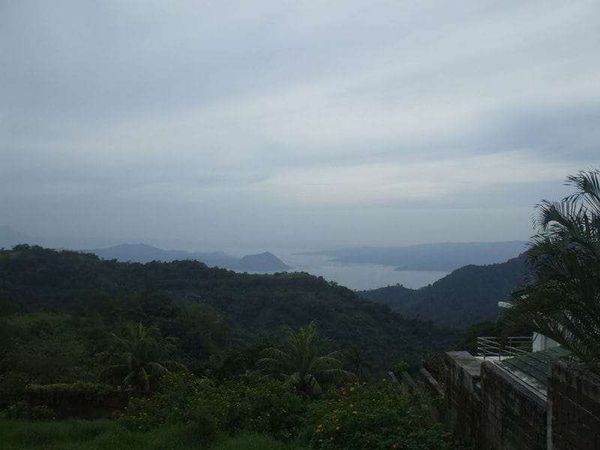 フィリピン・マニラ「2007年 フィリピン　マニラ　ホスピタリティとカオスの街」の写真：タガイタイ
タアル湖とタール・ボルケーノ...