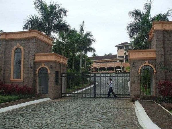 フィリピン・マニラ「2007年 フィリピン　マニラ　ホスピタリティとカオスの街」の写真：日本人用アーリーリタイアメントハウス入口