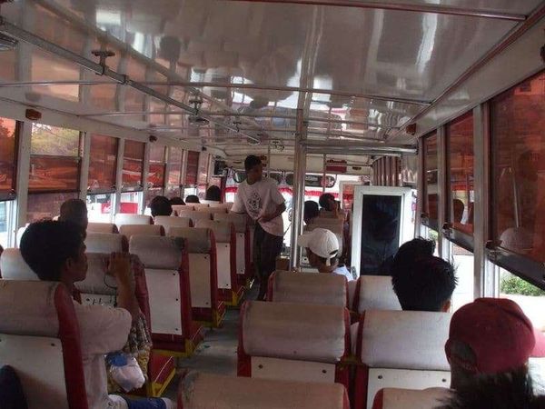 フィリピン・マニラ「2007年 フィリピン　マニラ　ホスピタリティとカオスの街」の写真：ローカルバスに乗りマニラへ帰る