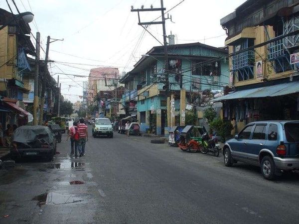 フィリピン・マニラ「2007年 フィリピン　マニラ　ホスピタリティとカオスの街」の写真：マラカニアン宮殿へ向かうまでの住宅街。