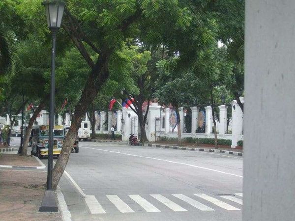 フィリピン・マニラ「2007年 フィリピン　マニラ　ホスピタリティとカオスの街」の写真：マラカニアン宮殿正門
警備が厳重すぎてこ...