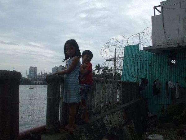 フィリピン・マニラ「2007年 フィリピン　マニラ　ホスピタリティとカオスの街」の写真：近所の子供達
さすがはフィリピン英語が子...