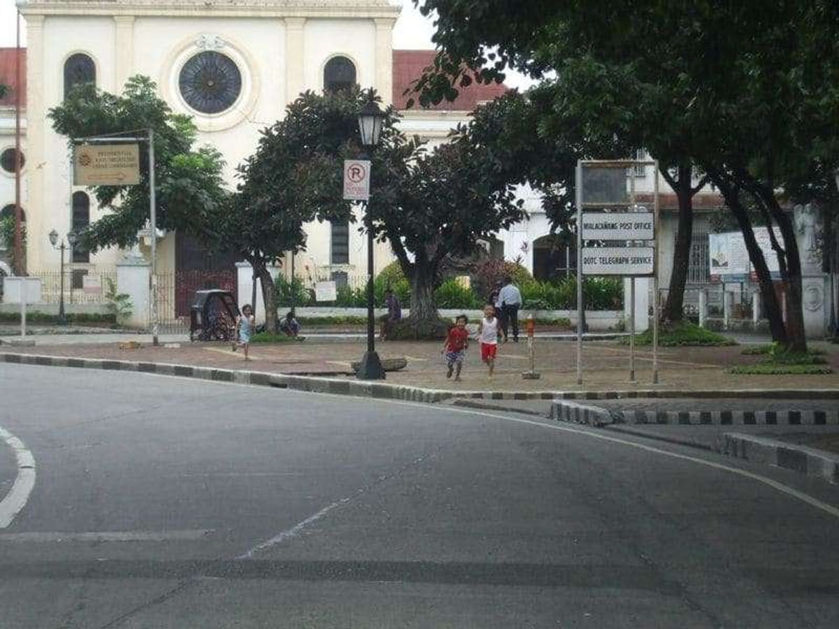 さっきの子供達が追っかけて・・