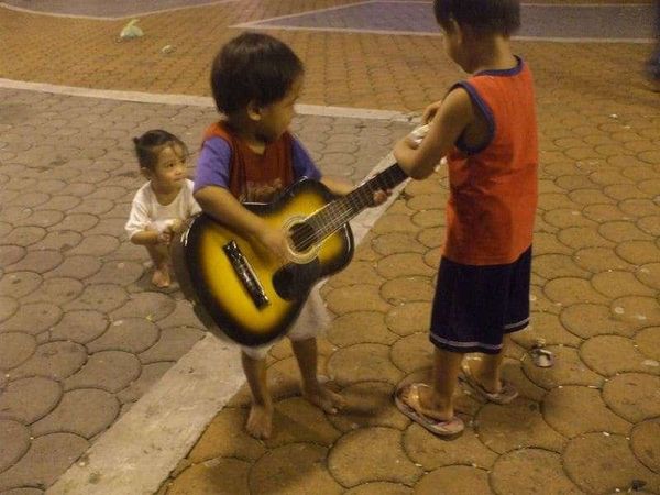 フィリピン・マニラ「2007年 フィリピン　マニラ　ホスピタリティとカオスの街」の写真：僕のギターを取り合う子供達