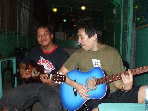 フィリピン・マニラ「2007年 フィリピン　マニラ　ホスピタリティとカオスの街」の写真：食堂でセッション！