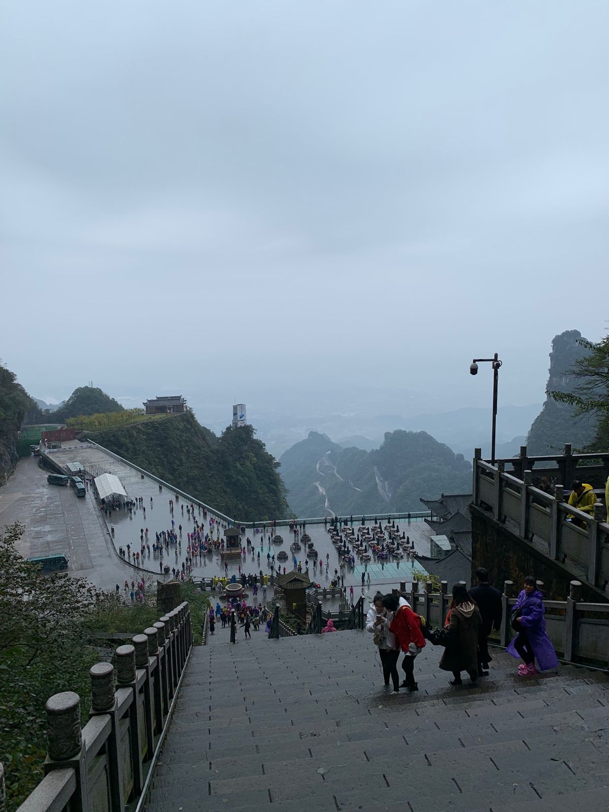 今日は天門山に登る。
あいにくの雨だけど、もうすでに凄い。
こんな天空にあ...