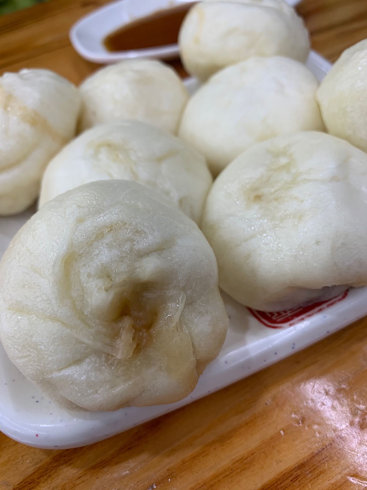 小籠包。
写真とどう見ても違うし、
内容も完全にミニ肉まんなんだけど、
中...