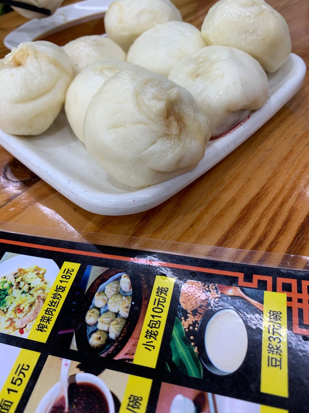 小籠包。
写真とどう見ても違うし、
内容も完全にミニ肉まんなんだけど、
中...