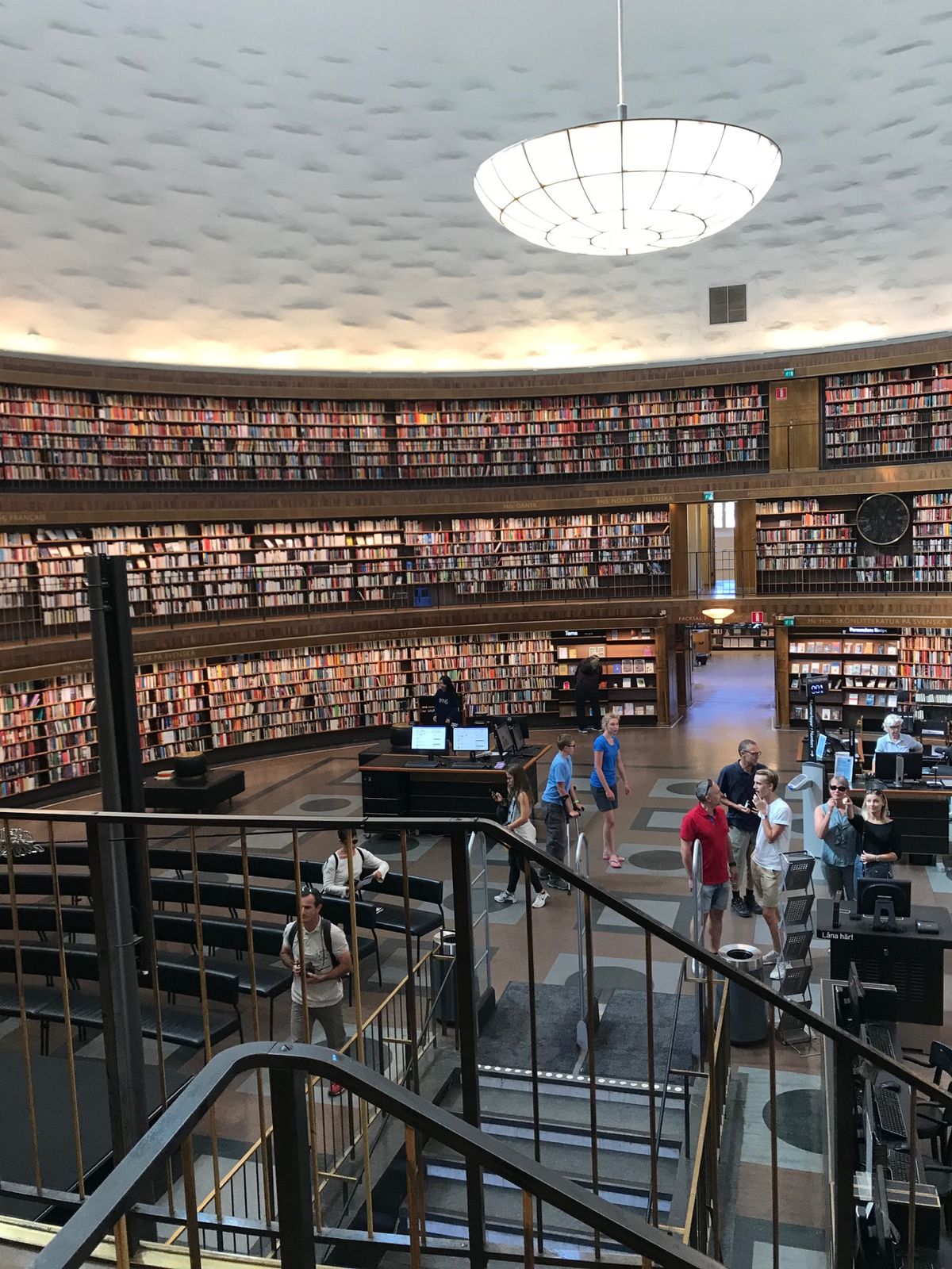 ストックホルム市立図書館。
目の前は緑豊か。
トイレはこのように有料。
カ...