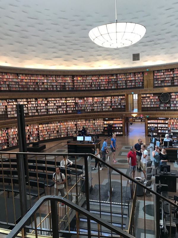 スウェーデン・ストックホルム「ストックホルム」の写真：ストックホルム市立図書館。
目の前は緑豊...