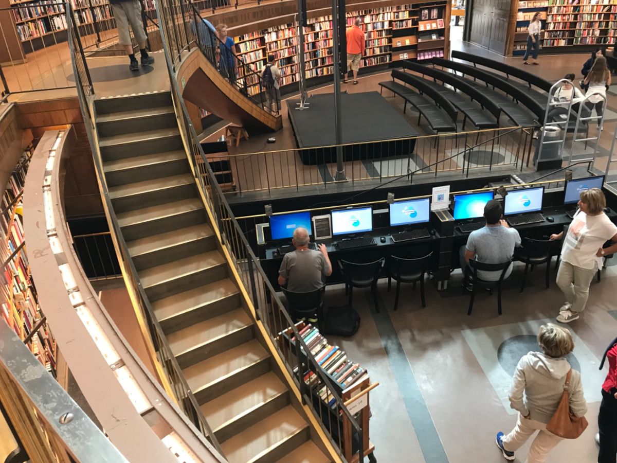 ストックホルム市立図書館。
目の前は緑豊か。
トイレはこのように有料。
カ...