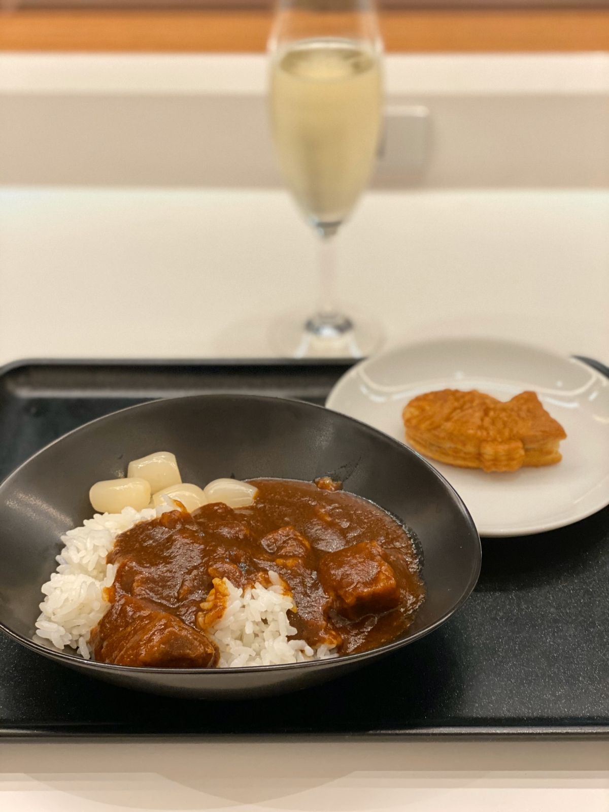 ハワイ島の旅スタート！

いつものJALさくらラウンジのビーフカレー。美味...