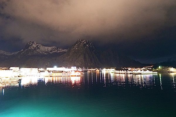 ノルウェー・キルケネス・ハンメルフェスト・ベルゲンなど「Hurtigrutenの旅」の写真：憧れのロフォーテン諸島
もう暗くなってか...