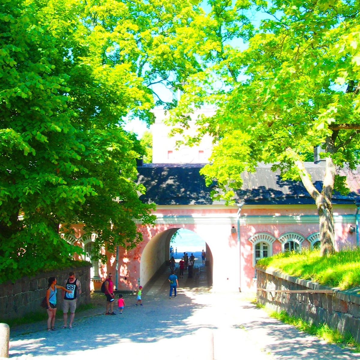 スオメンリンナ島は港からそんなにかからず行ける場所で、家族やカップル、友達...