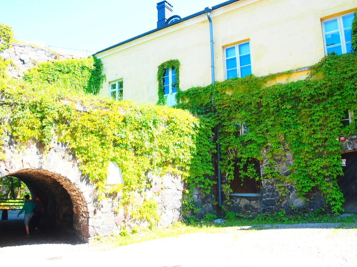 スオメンリンナ島は港からそんなにかからず行ける場所で、家族やカップル、友達...