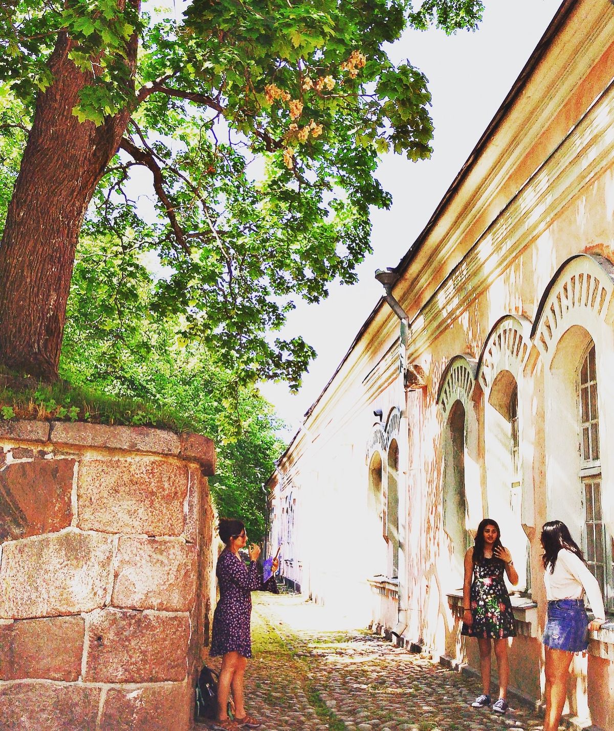 スオメンリンナ島は港からそんなにかからず行ける場所で、家族やカップル、友達...