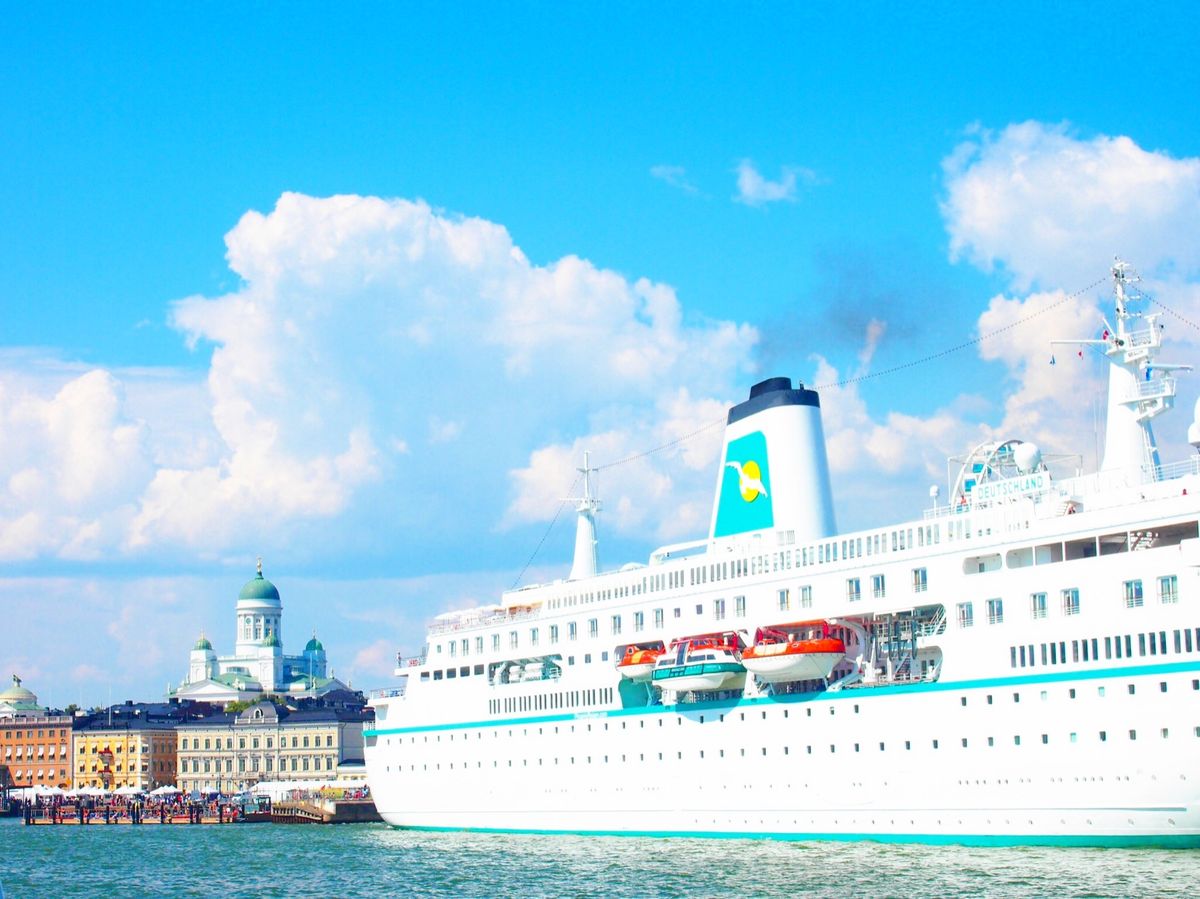 スオメンリンナ島は港からそんなにかからず行ける場所で、家族やカップル、友達...