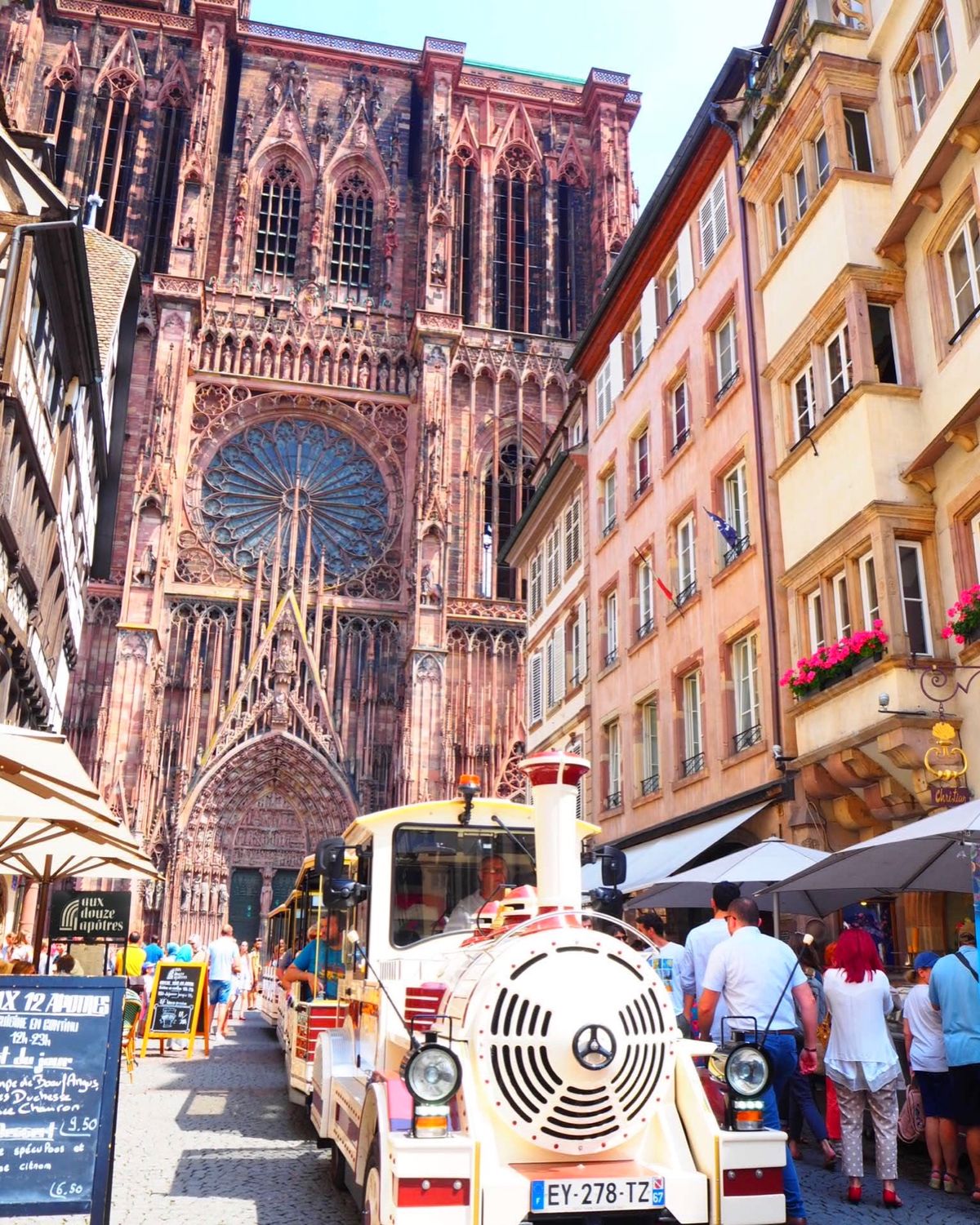 ストラスブール。
どこを歩いても素敵な景色が。
フランスのミルフィーユ美味...