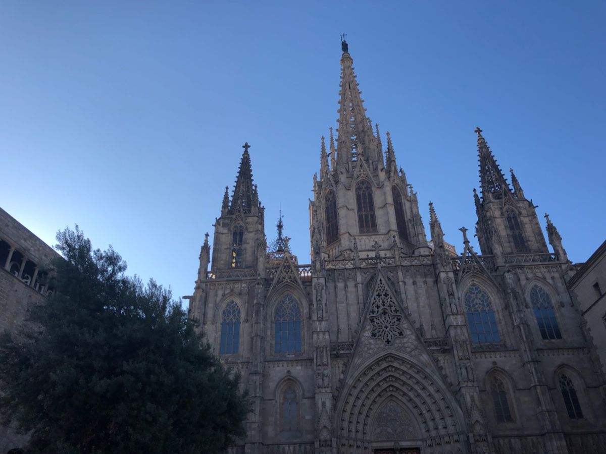 バルセロナ大聖堂と、海の近くのサンタ・マリア・デル・マール教会