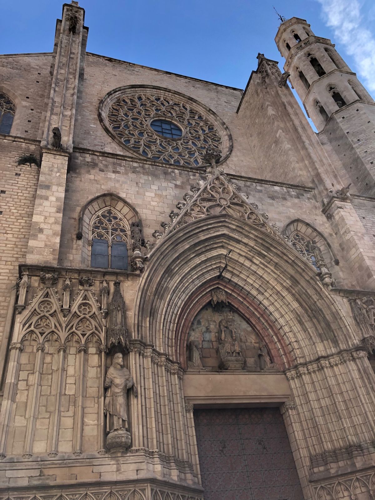 バルセロナ大聖堂と、海の近くのサンタ・マリア・デル・マール教会