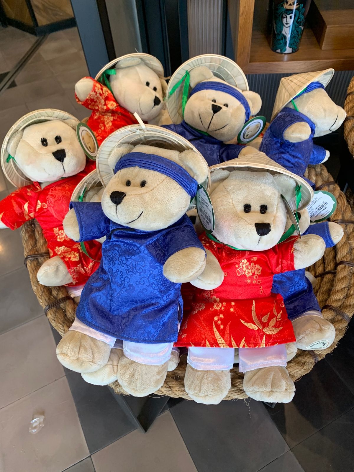 スタバのベアも傘をかぶっていました♡