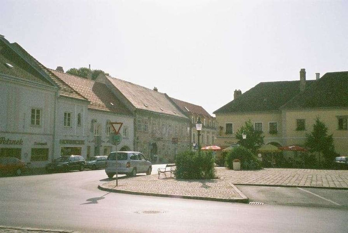 ウィーン国際空港からのハイウェイを走った後、ブルック・アン・デア・ライタ市...