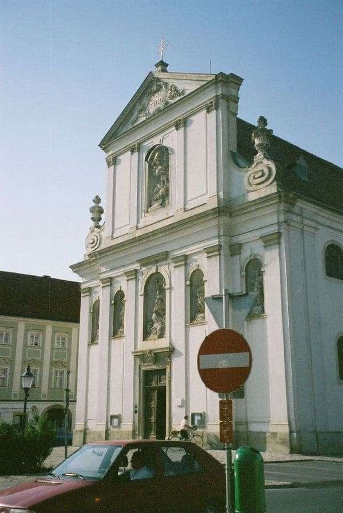 ウィーン国際空港からのハイウェイを走った後、ブルック・アン・デア・ライタ市...