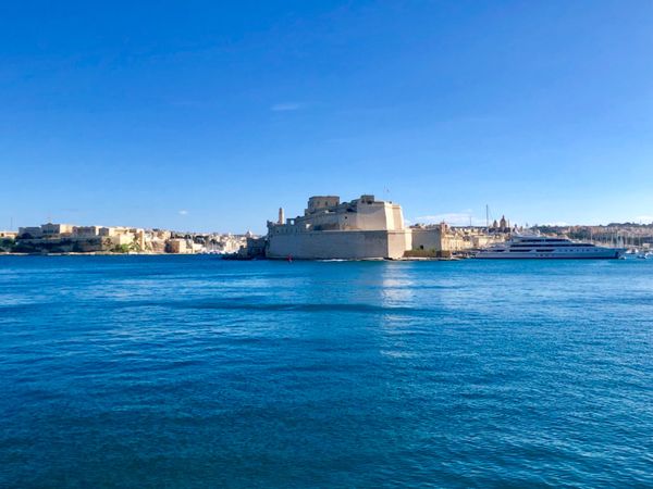 マルタ・ヴァレッタ、スリーマ、スリー・シティーズ、イムディーナ、ゴゾ島、コミノ島「マルタ旅行」の写真：ヴァレッタから望むスリーシティーズ