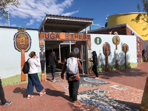 南アフリカ・ヨハネスブルグ「南アフリカ🇿🇦ソウェト」の写真：GUGAというところへ。
工房になってます。
