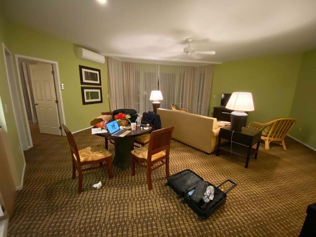 22時ホテル着。昨夜の夜から深夜便でハワイ島について、そのまま11時間のハ...