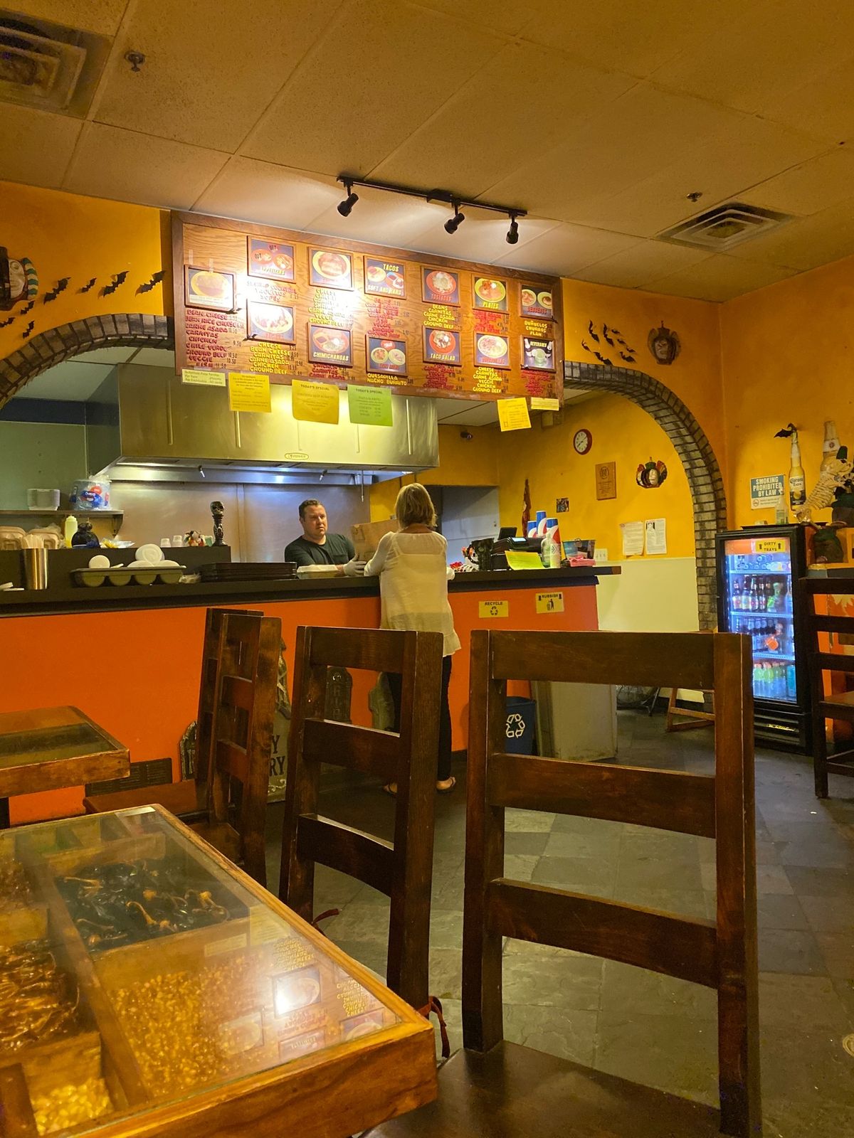 現地の方に教えていただいたタコスの店へ。ケアウホウ・ショッピング・センター...