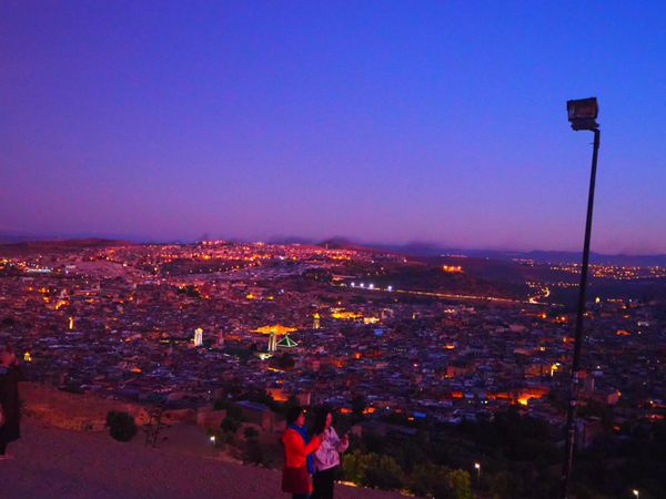 モロッコ・シャウエン、フェズ、メルズーカ、マラケシュ「モロッコ🇲🇦 魅惑溢れる周遊の旅」の写真：フェズの夜景と王宮、
宿泊は可愛いリヤド💕