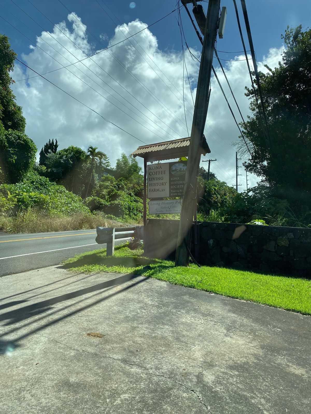 朝食も兼ねてコーヒーを飲みに行こうと「KONA COFFEE LIVING...
