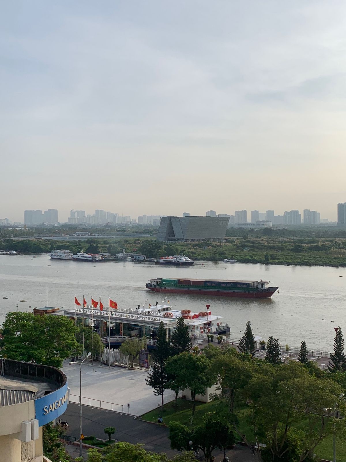 マジェスティックサイゴンホテルの朝食会場からの景色。