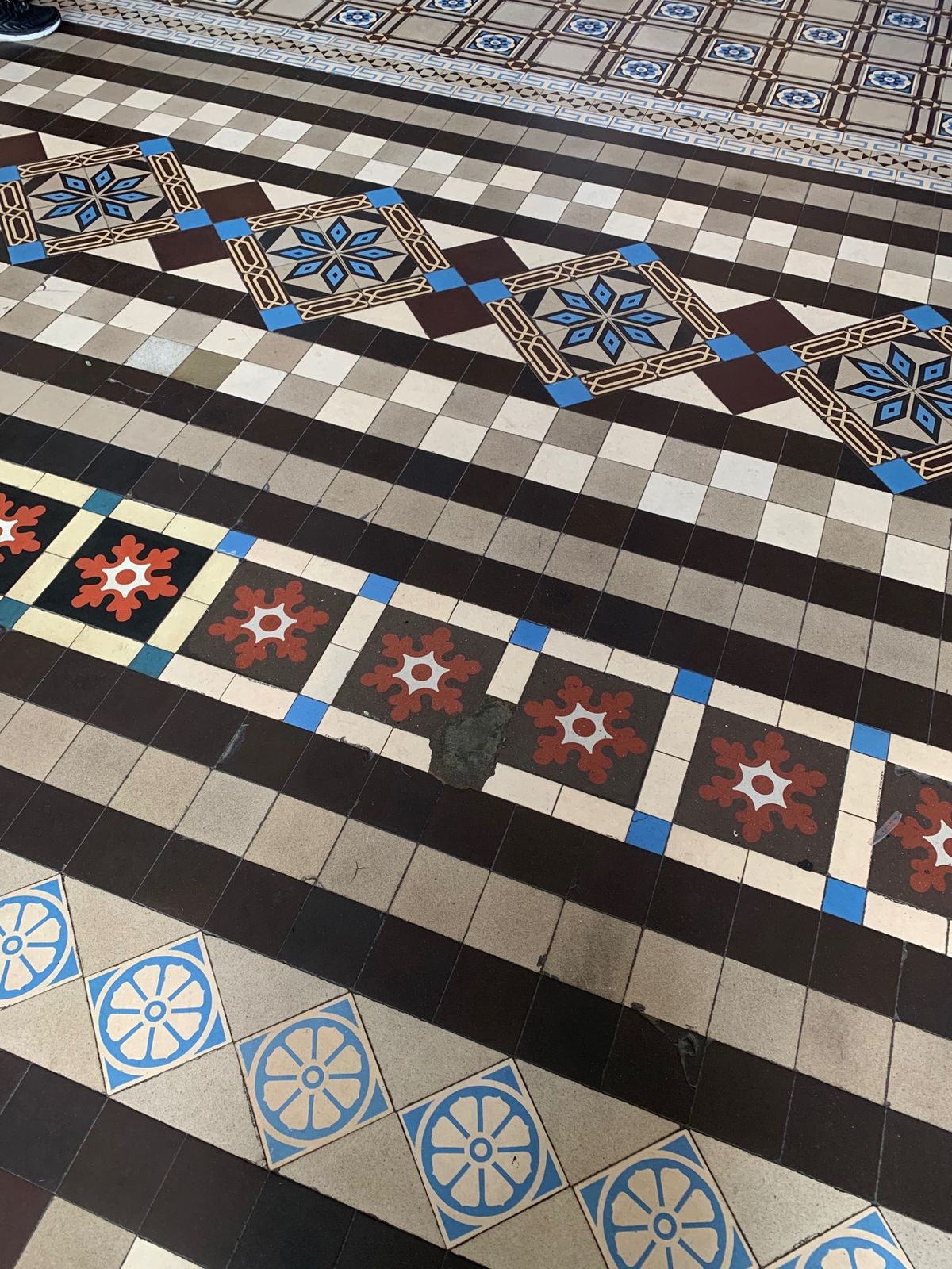 パリのオルセー美術館をモデルに1891年に建てられたコロニアル建築の中央郵...