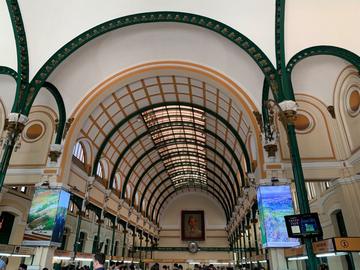 パリのオルセー美術館をモデルに1891年に建てられたコロニアル建築の中央郵...