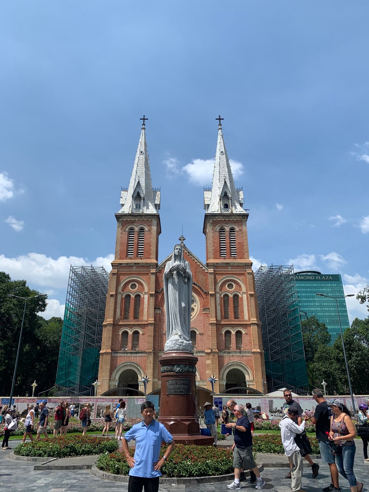 聖母マリア教会。ネオ・ゴシック様式のカトリック教会！修復工事中で残念ながら...