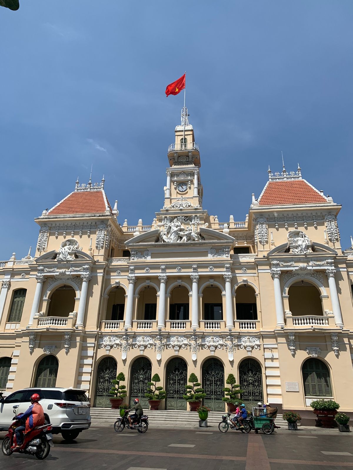 1枚目:ホーチミン市人民委員会庁舎
古代ローマの建築をもとにしたアンピール...