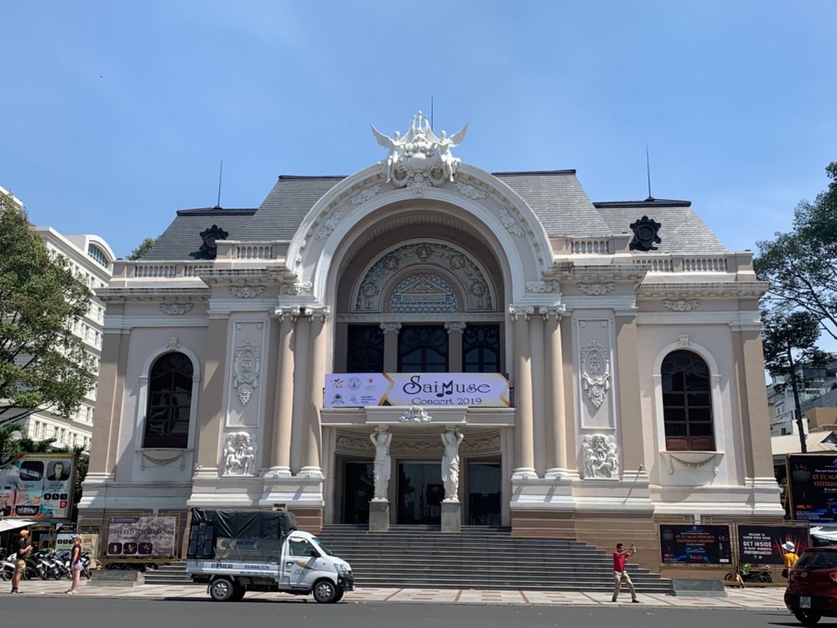 1枚目:ホーチミン市人民委員会庁舎
古代ローマの建築をもとにしたアンピール...