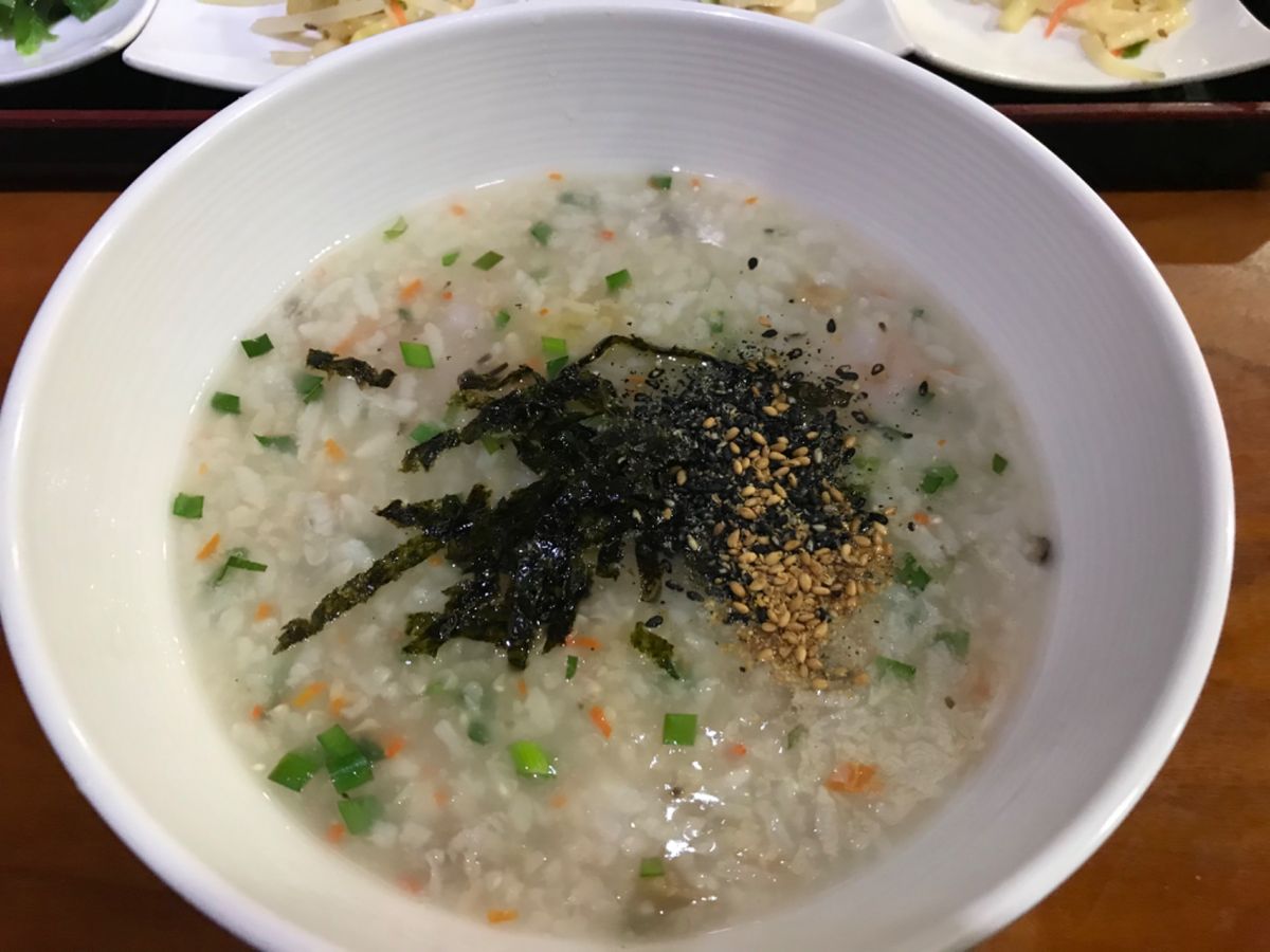 朝はホテル近くのお粥のお店へ。
お店はたくさんあるので、2日違う店に行って...