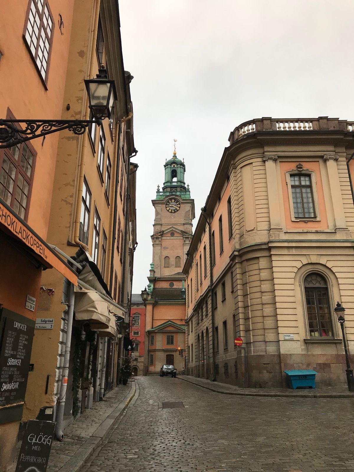 ストックホルムのガムラスタン。中世ヨーロッパの街並みでした。