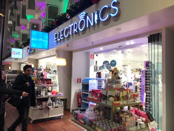 スウェーデン・ヘルシンキ「ストックホルムからヘルシンキへ　船の旅」の写真：船の中とは思えない程のメインフロアです。