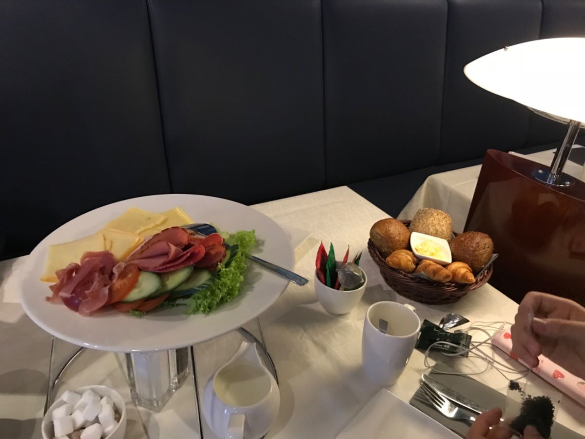 レストラン
夜はビュッフェスタイル
朝は私たちの泊まった部屋はオーダー式の...